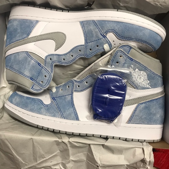 Nike Jordan 1 Hyper Royal - Picture 3 of 3